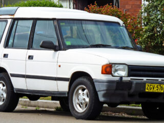 1994-1997_Land_Rover_Discovery_V8i_5-door_wagon_03